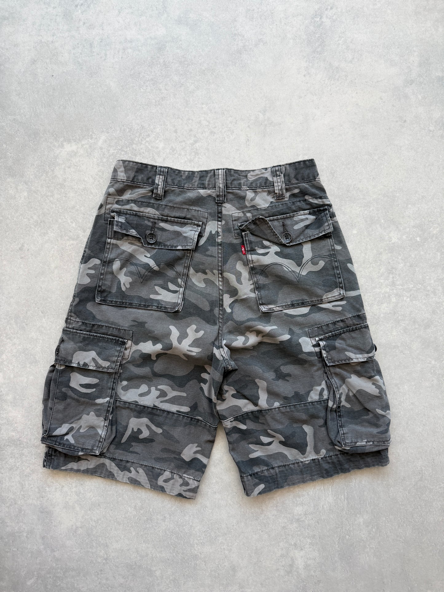 Levis 2000s muški oversized maskirni cargo šorc (M)