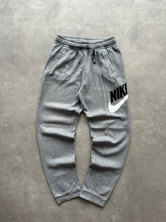 Nike djecija siva basic trenerka (XL)