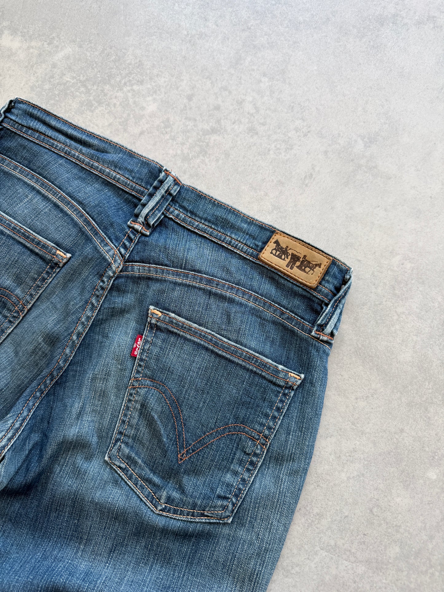 Levis 2000s ženske flared farmerke (M)