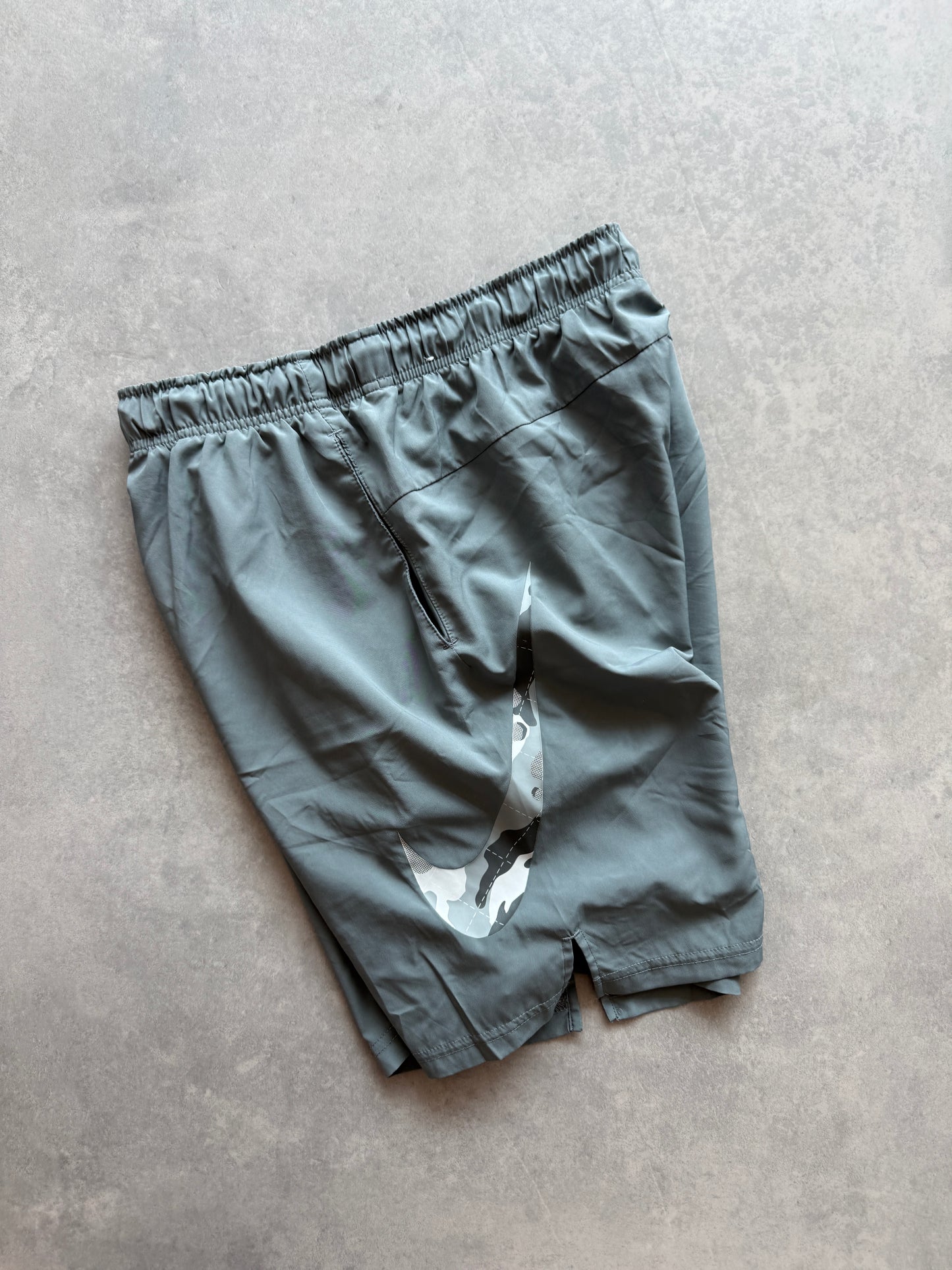 Nike Dri Fit muški sivi sportski šorc (S)