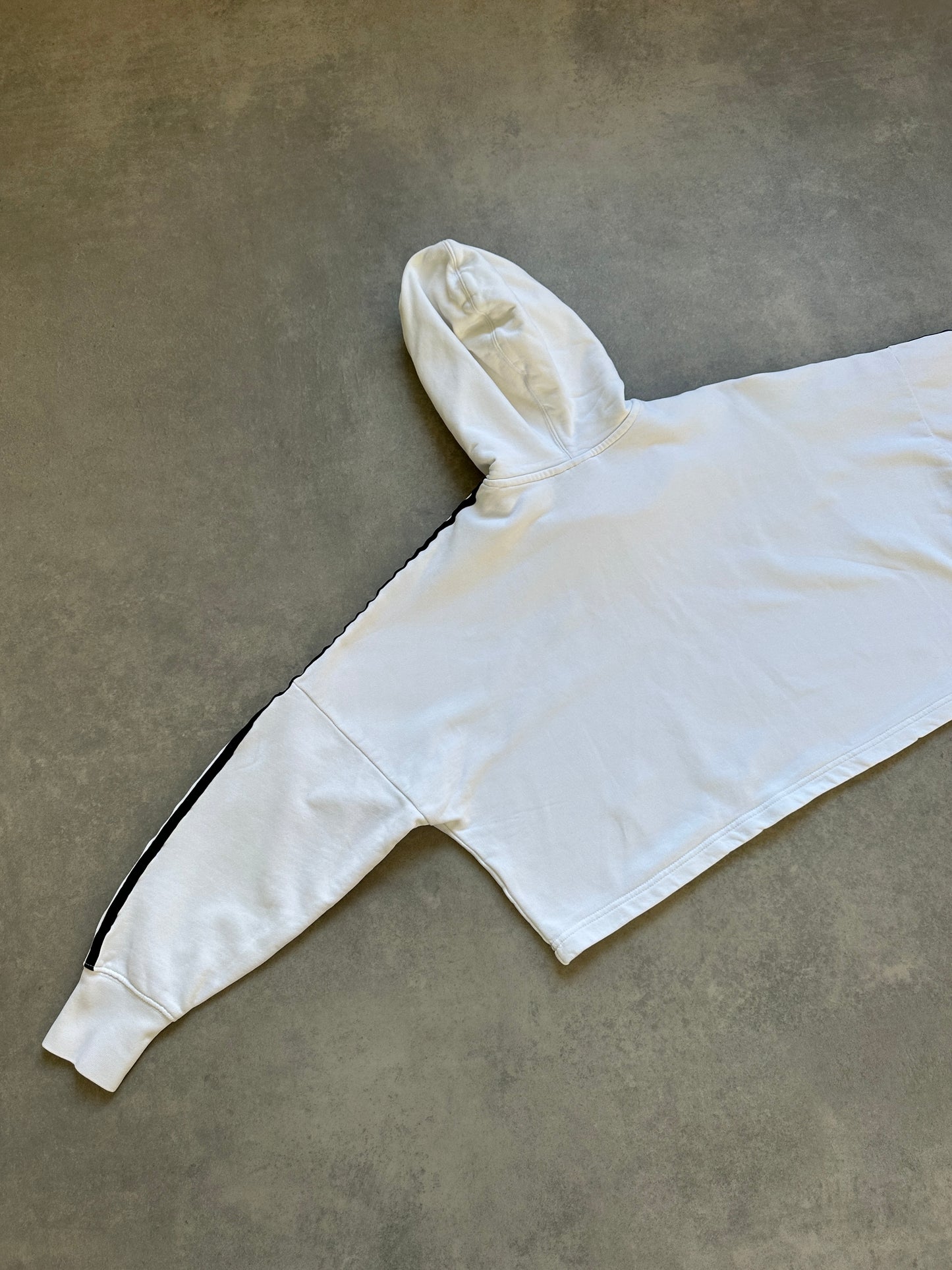 Adidas ženska bijela crop top dukserica (M)