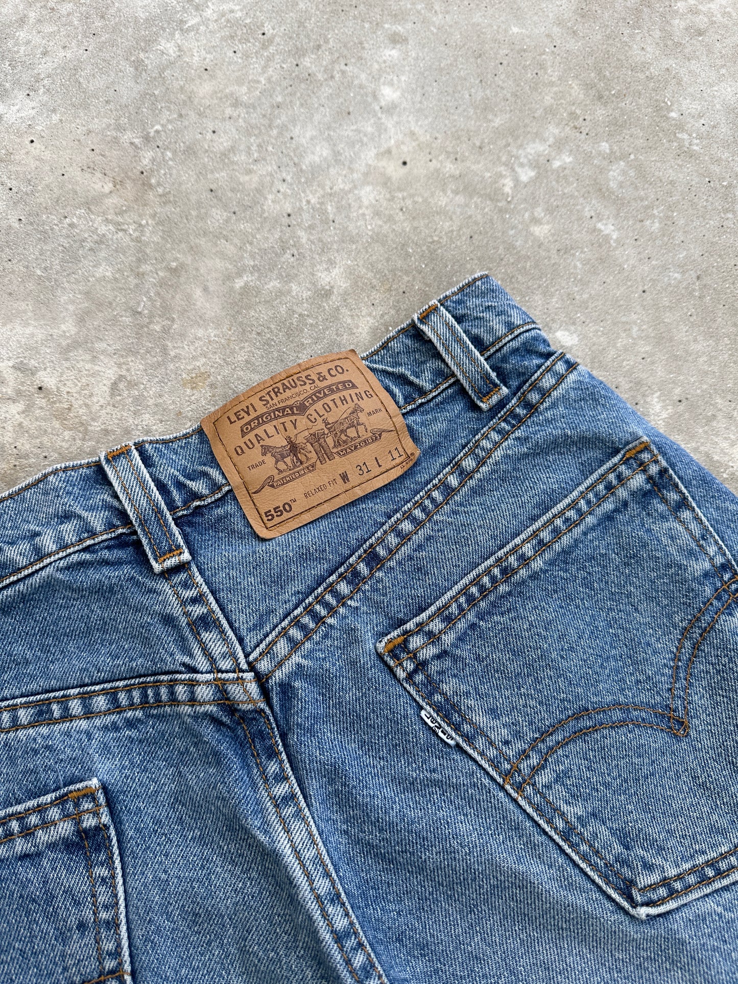 Levis 550 90s ženski teksas sorc (31)