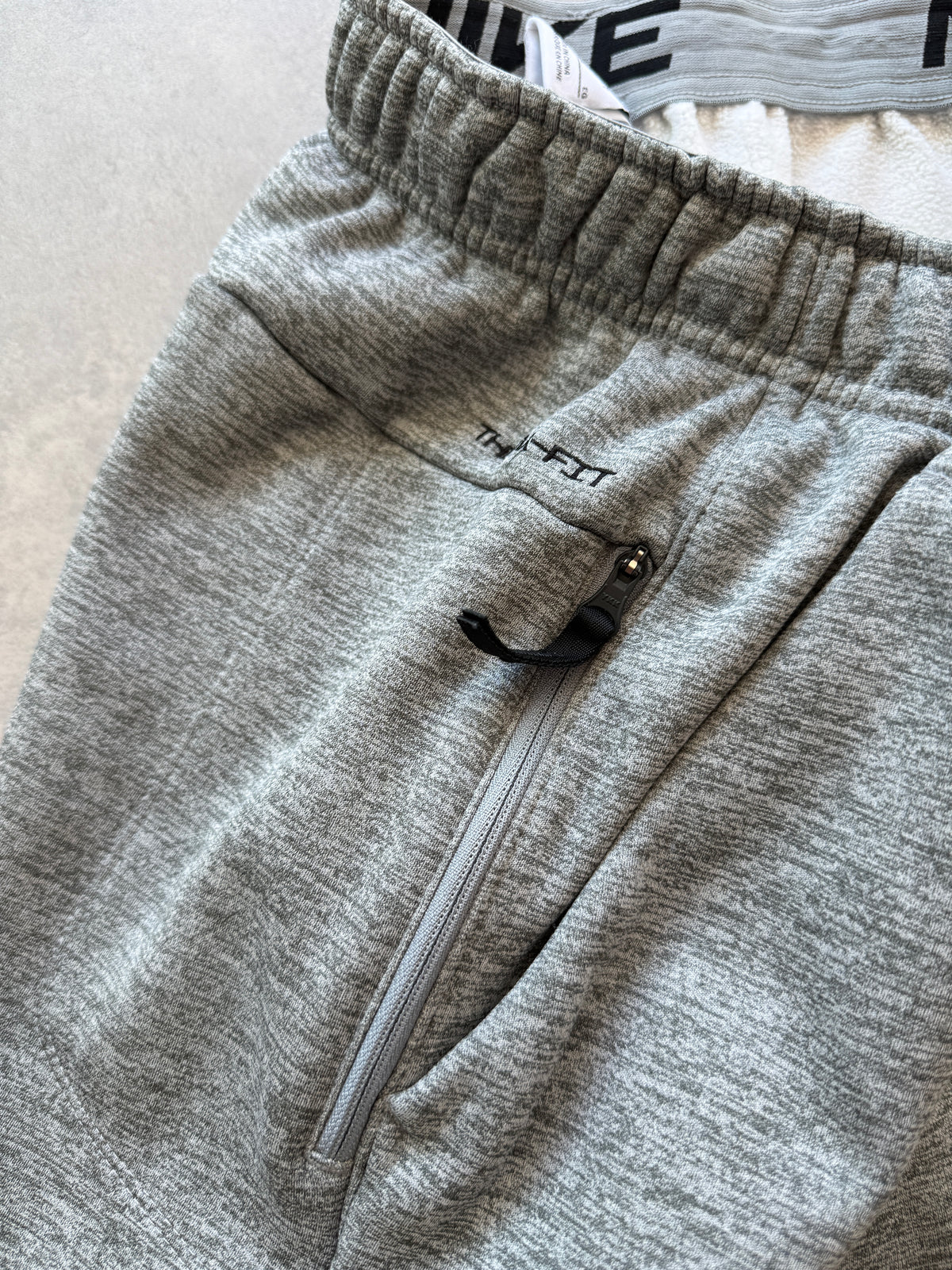 Nike Therma fit muška siva trenerka (XL)