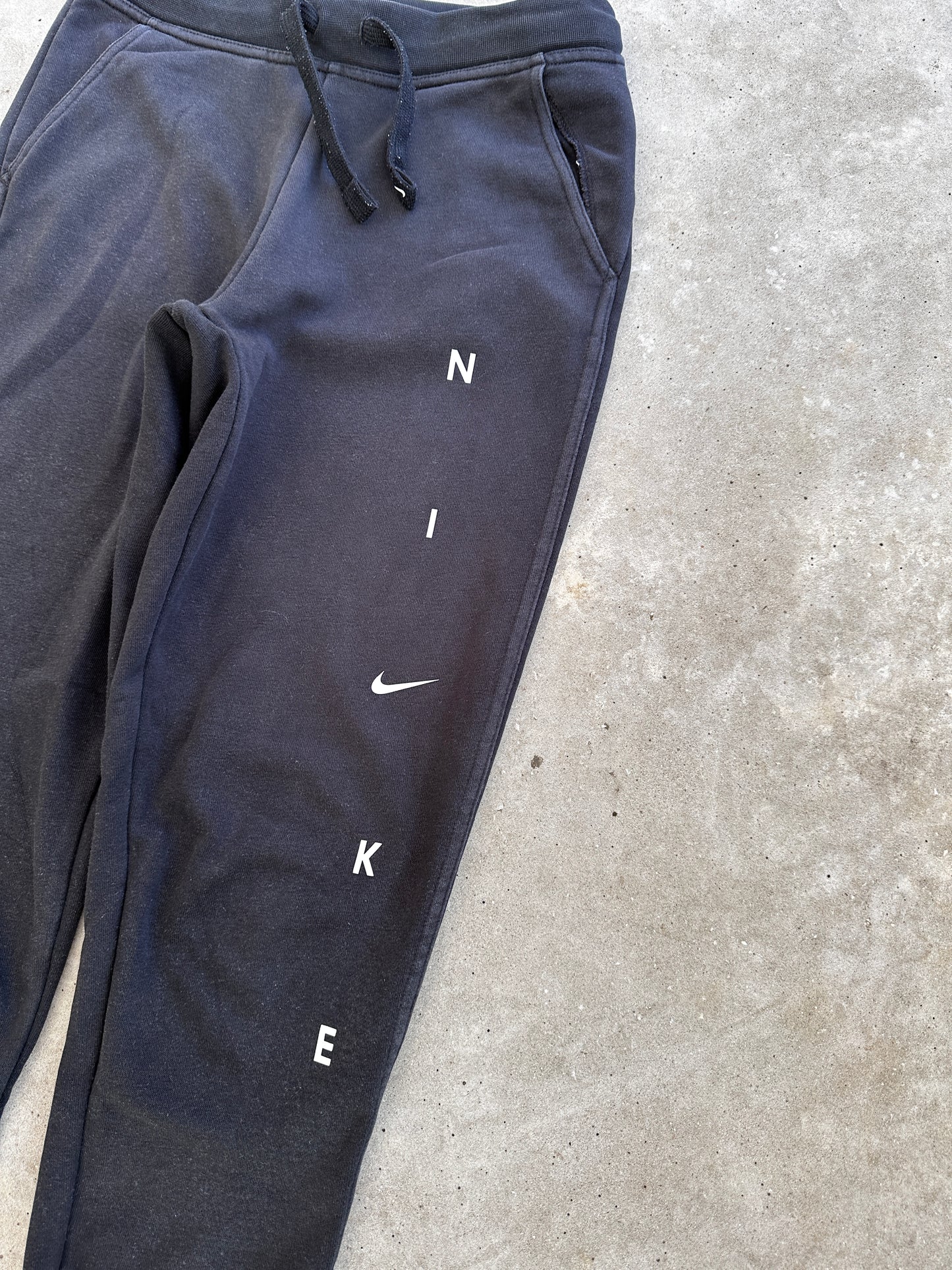 Nike ženska spellout crna trenerka (XS)