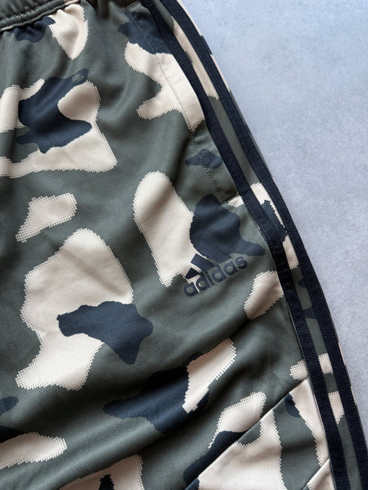 Adidas muška maskirna slim fit trenerka (M)