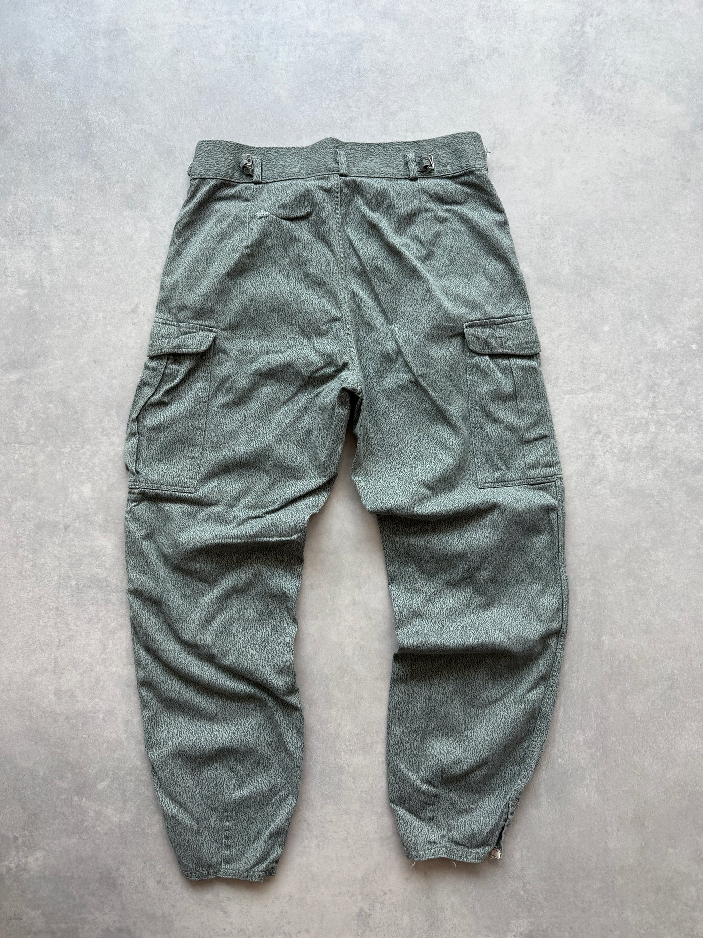 East German NVA Rain Drop camo vintage muške cargo hlace (M)