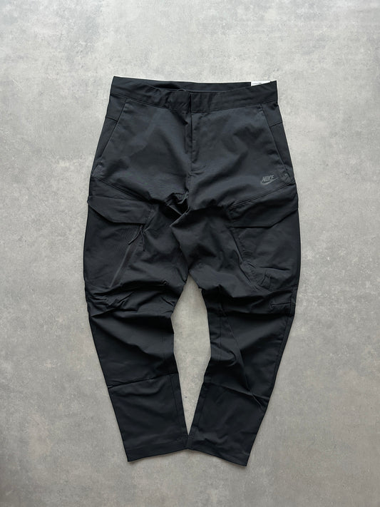 Nike Tech Pant muške crne šuškave cargo hlace (M)