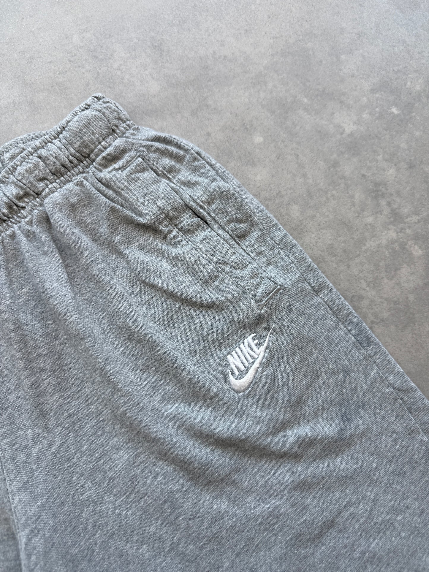 Nike muška basic sivi šorc (S)
