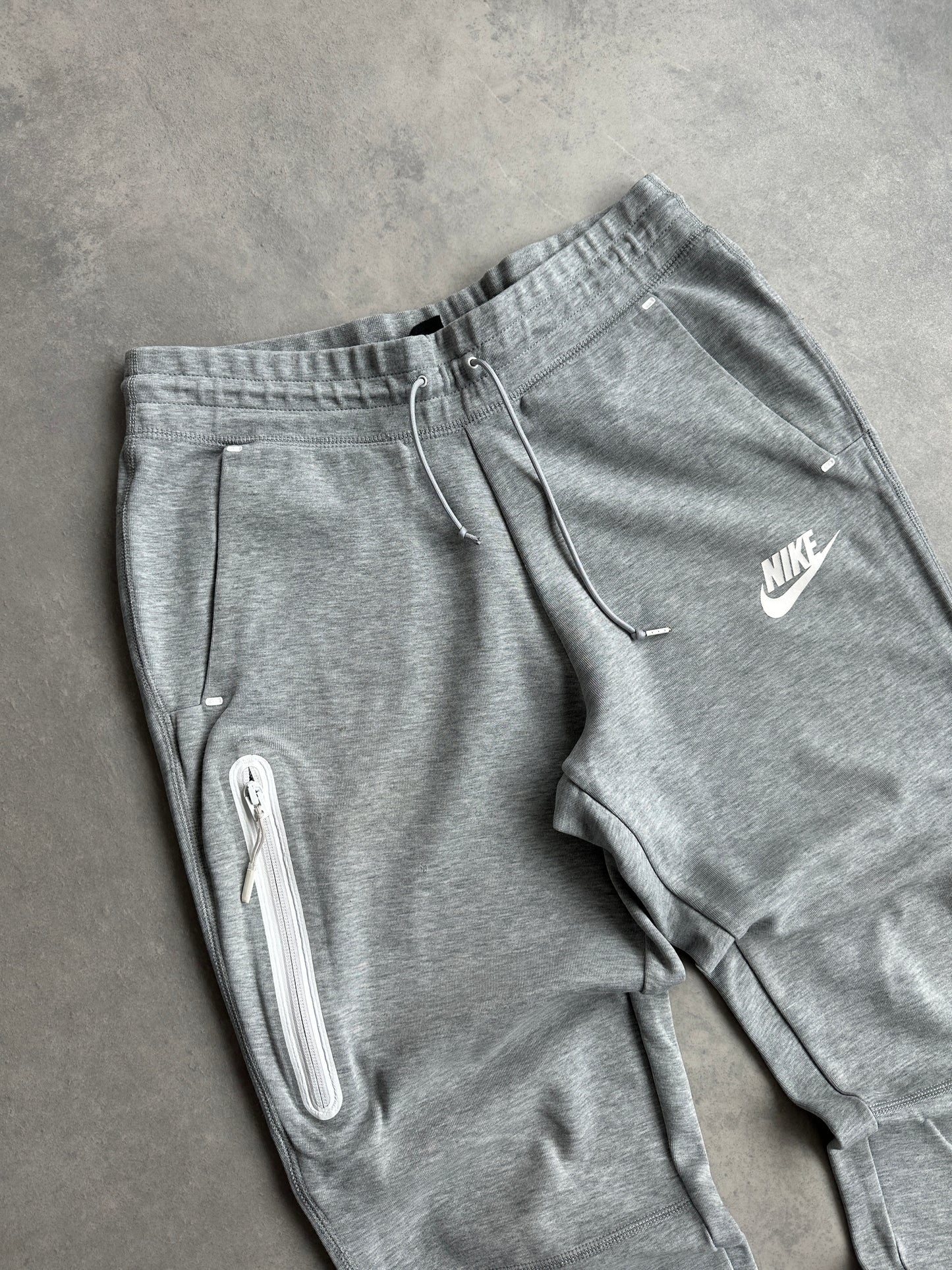 Nike Tech Fleece ženska siva trenerka (S)