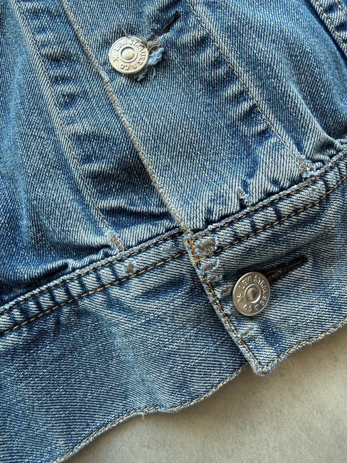 Levis vintage muška distressed cropped fit teksas jakna (L)