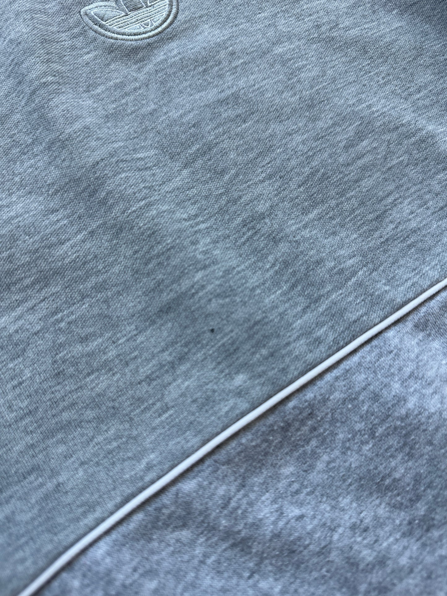 Adidas muška siva basic dukserica (XS)