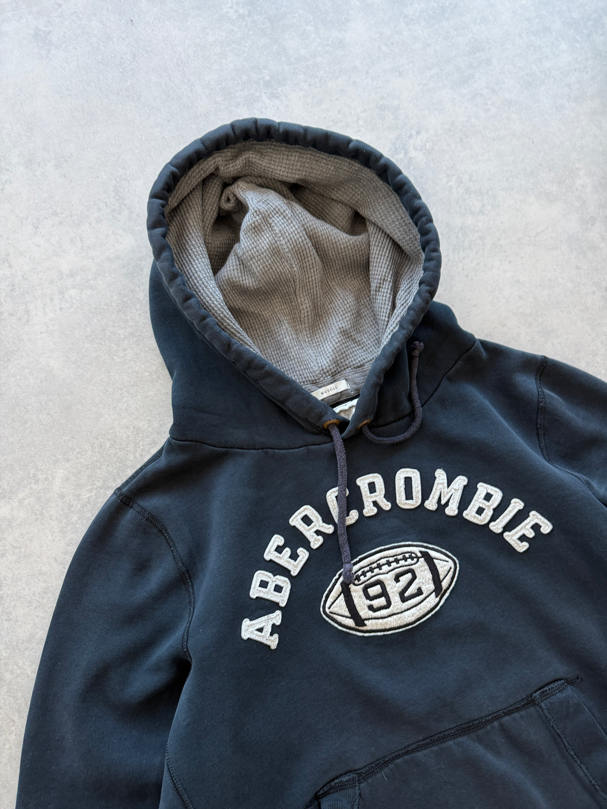 Abercrombie Y2K muška distressed dukserica (L)