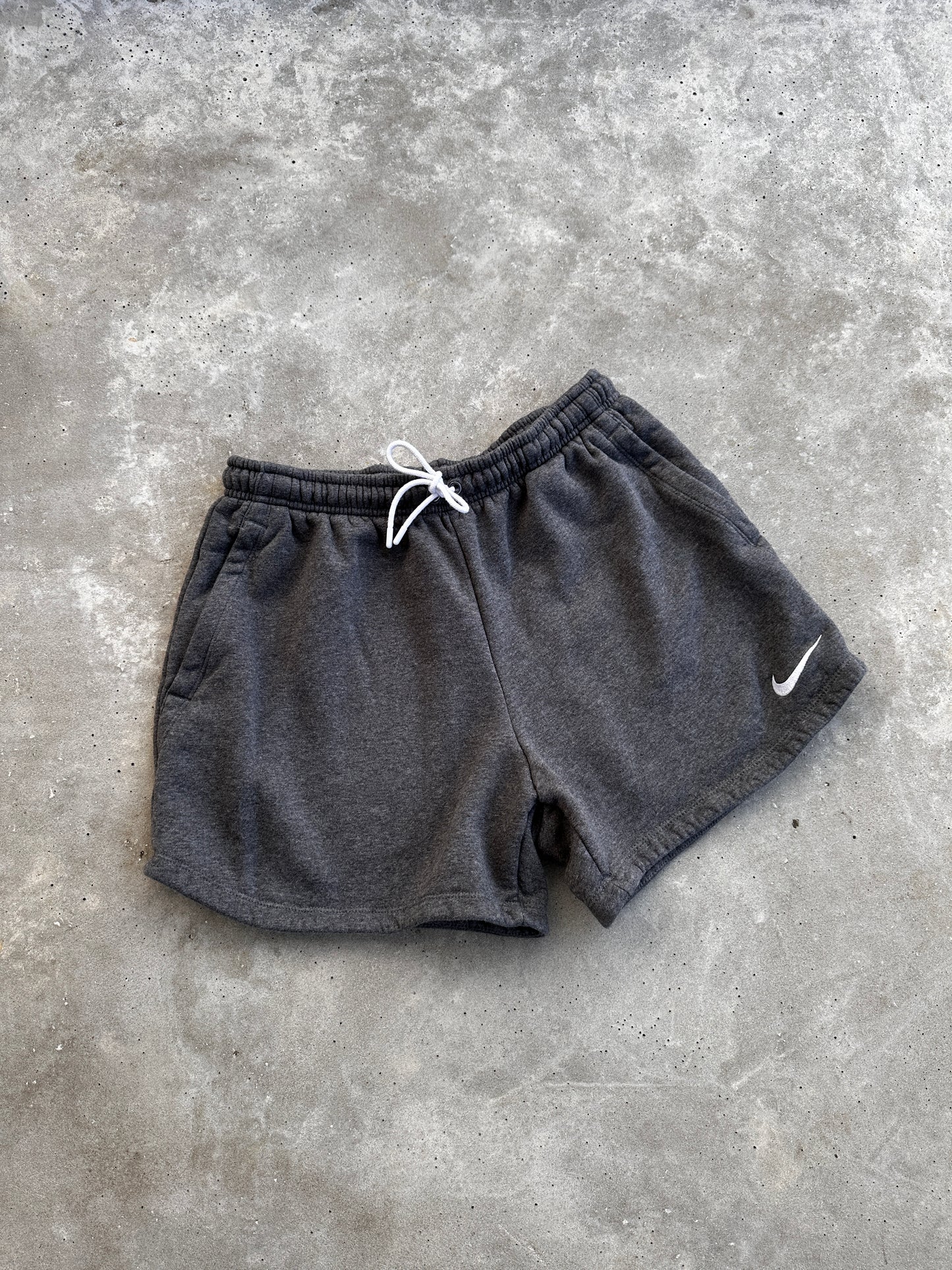 Nike basic ženski šorc (M,L)